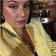 Laureata in mediazione linguistica, più precisamente in inglese, spagnolo ed ovviamente italiano, abilitata all'insegnamento